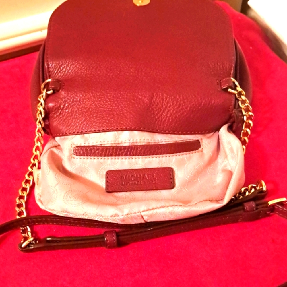 Michael Kors Leather Merlot ( Maroon) Color Crossbody 🥰Like New - Picture 3 of 9